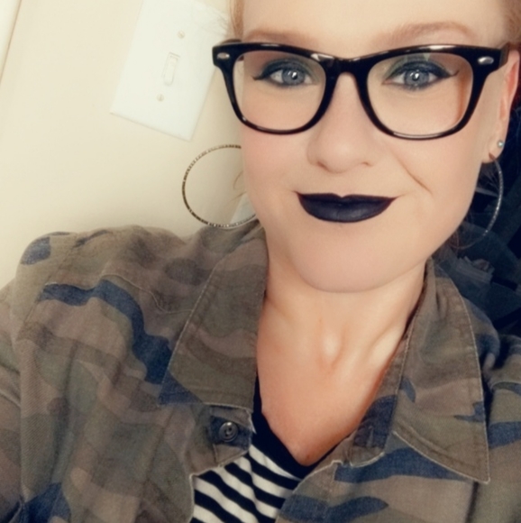 Meet your Posher, Jessica - Picture 1 of 5